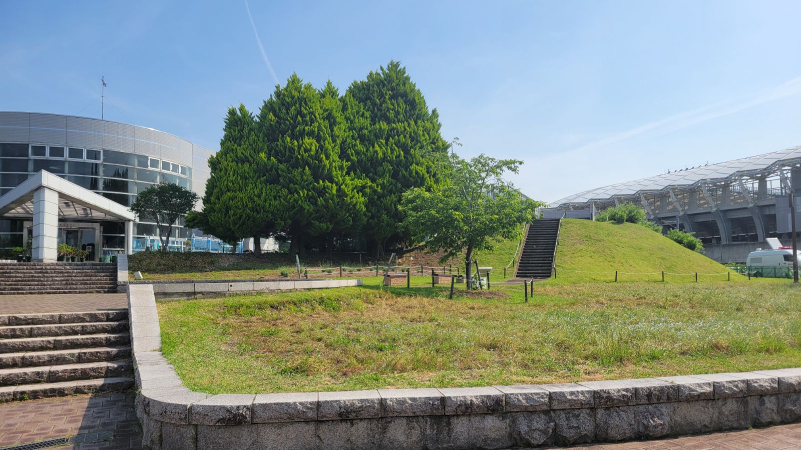 七北田公園の都市緑化ホール周辺と芝生広場