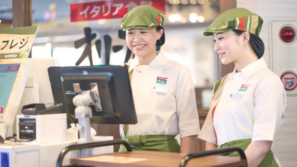 オリーブの丘の店内とスタッフ(画像:株式会社オリーブの丘)