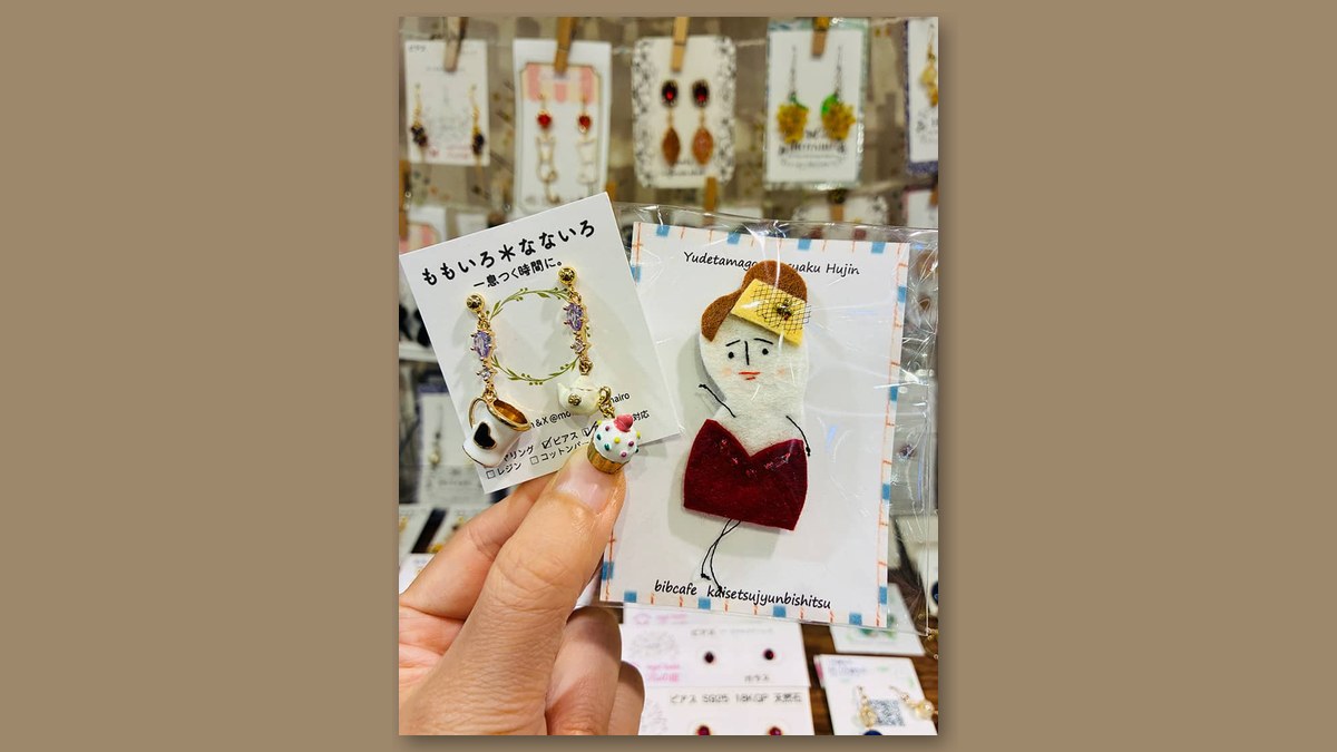 クーリエ店頭のコーヒーカップやケーキをモチーフにしたイヤリングと布製アクセサリー(画像:セルバ 公式サイトより)