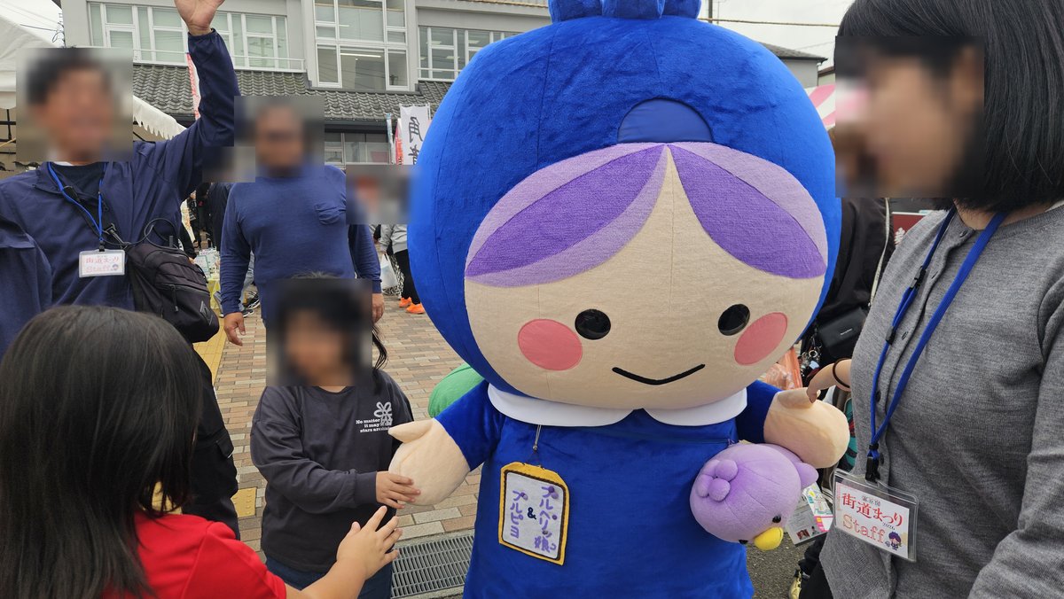 ブルベリっ娘と握手する子どもたち