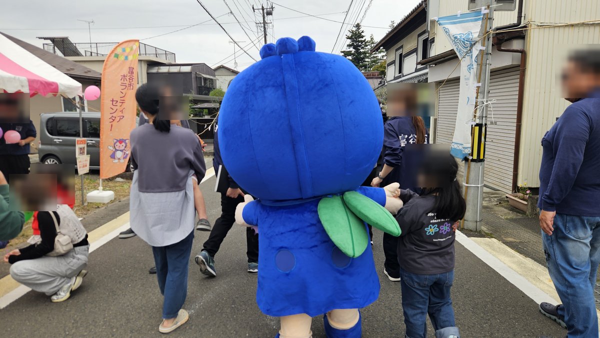 通りを歩くブルベリっ娘の後ろ姿