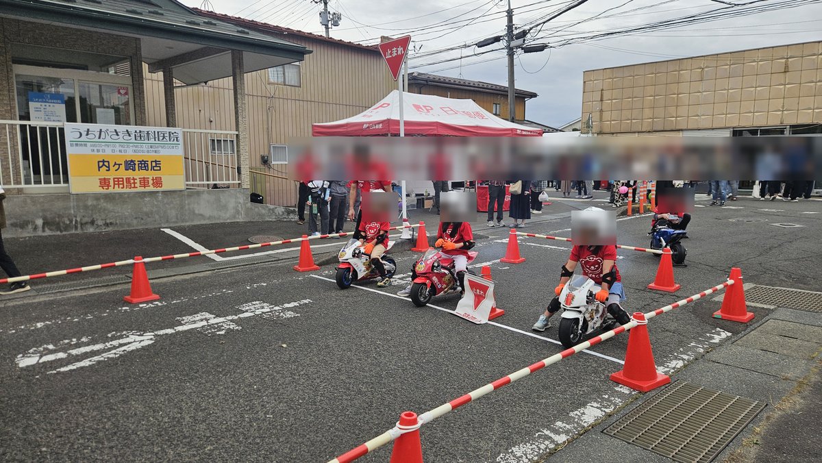 ヘルメットをかぶった子どもたちがミニバイクでコースを走る様子