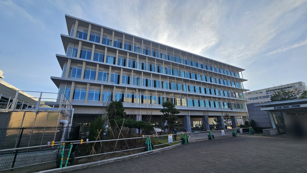 地下鉄泉中央駅の出入口の奥にそびえる泉区役所の新庁舎
