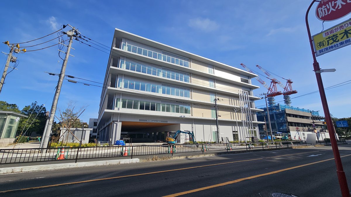 泉区役所新庁舎の外観と、奥に見える東北労働金庫新社屋のクレーン